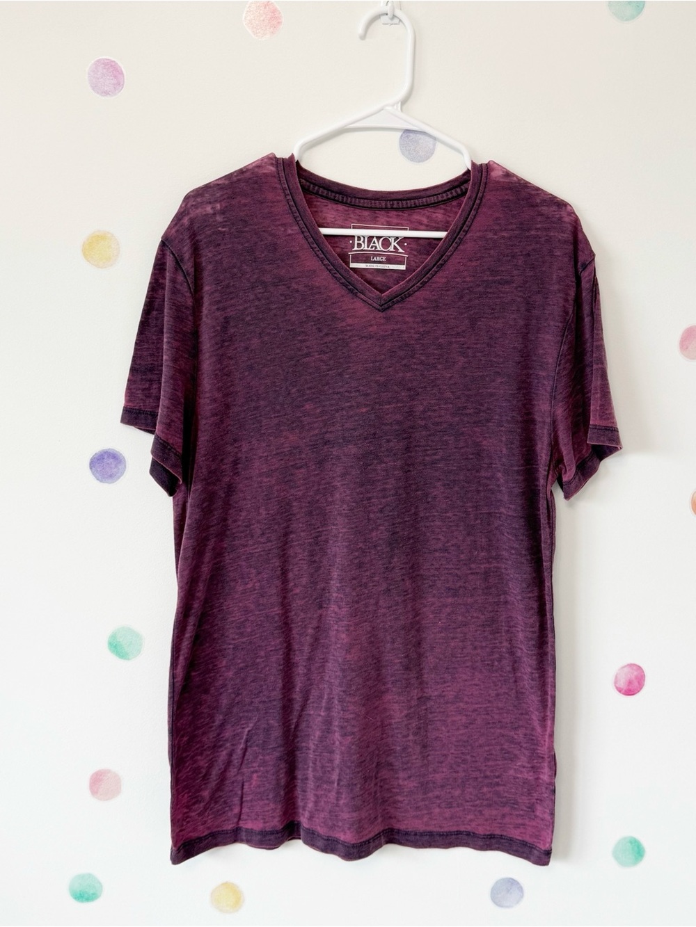 Buckle V-Neck Tee in Plum